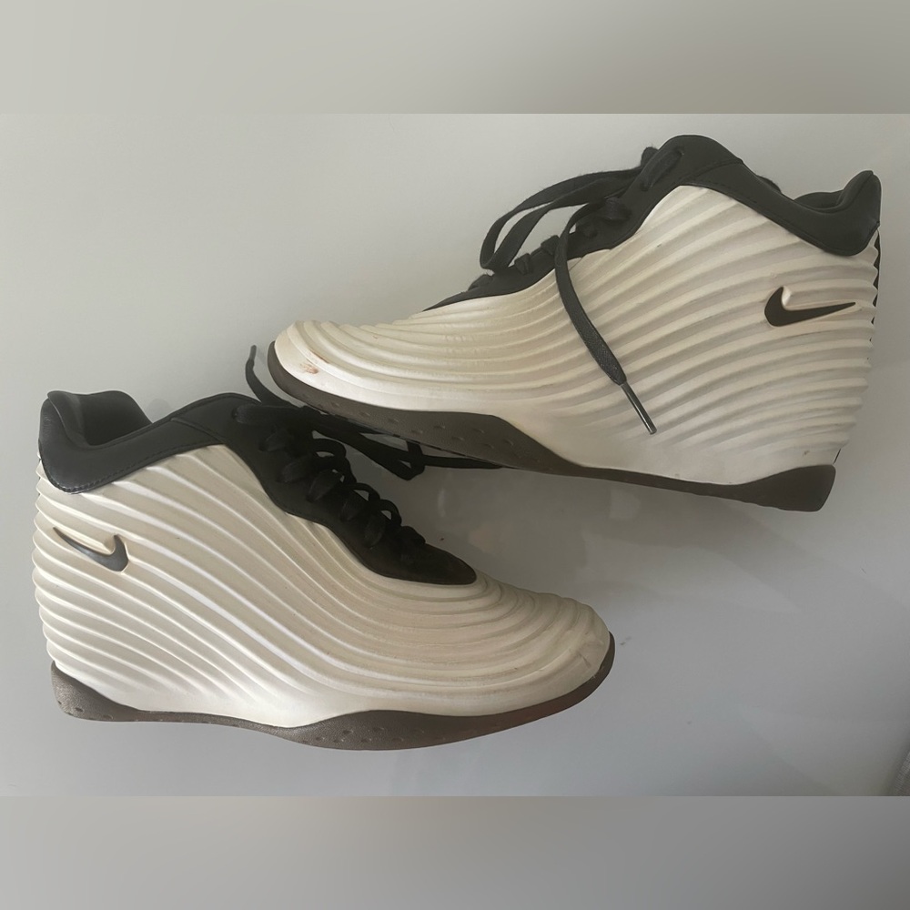 Nike Women's Lunarwavy Sky Hi QS wedge tennis shoe